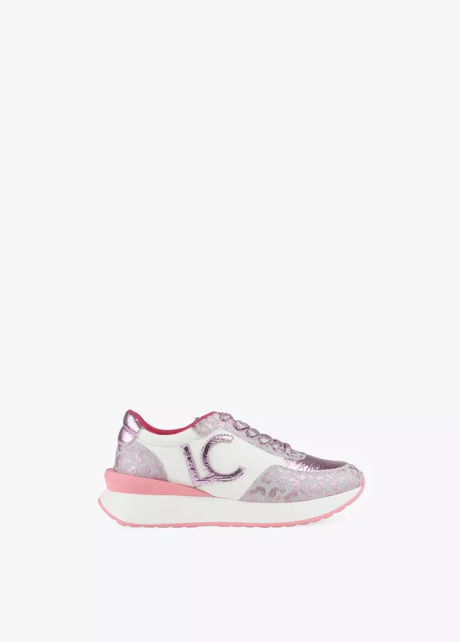 Zapatilla tipo sneakers con animal print...