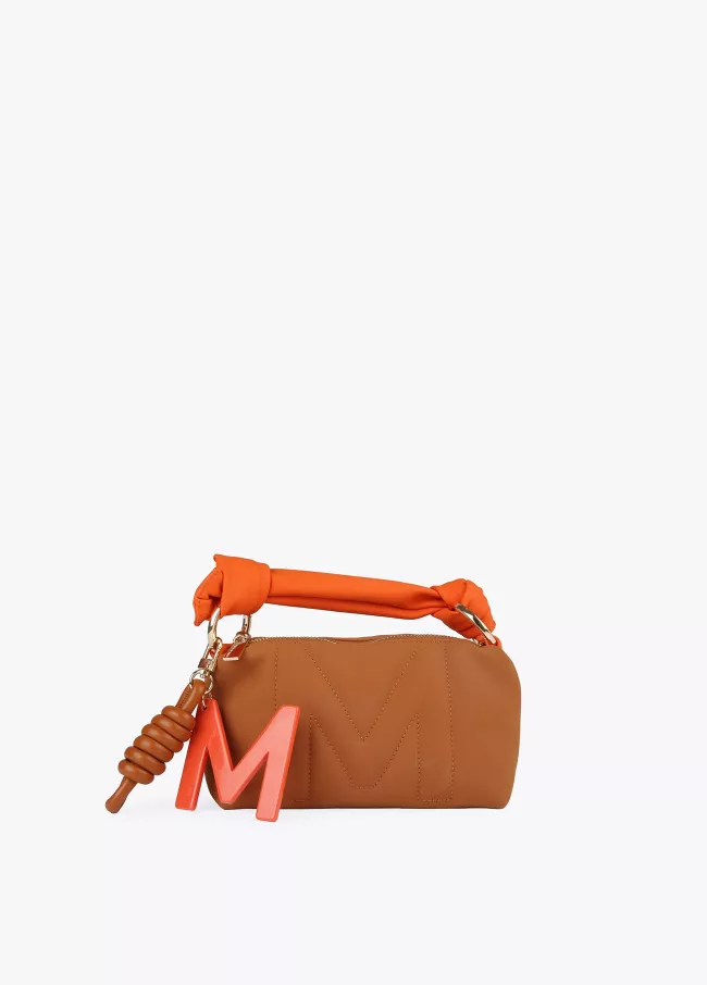 Petit sac enduit avec M en relief