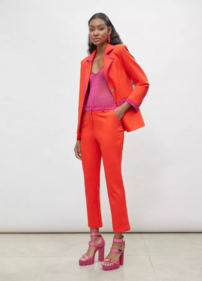Pantalon orange avec détails