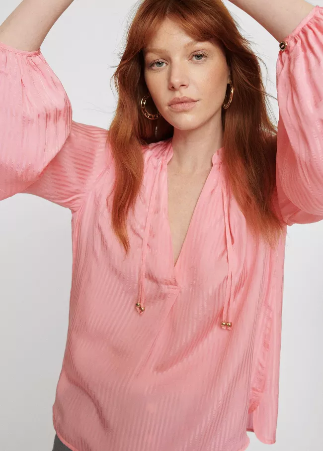 Blusa fluida em rosa e gola mao