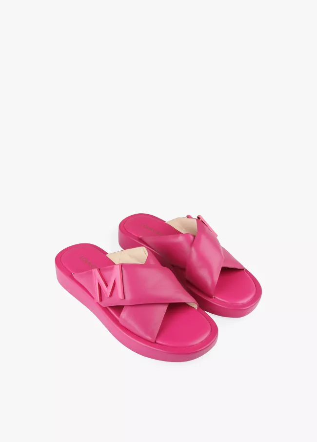 Leather sandals with cushioned straps