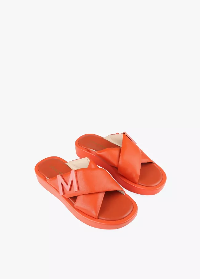 Sandalen aus Leder mit gesteppten Riemen