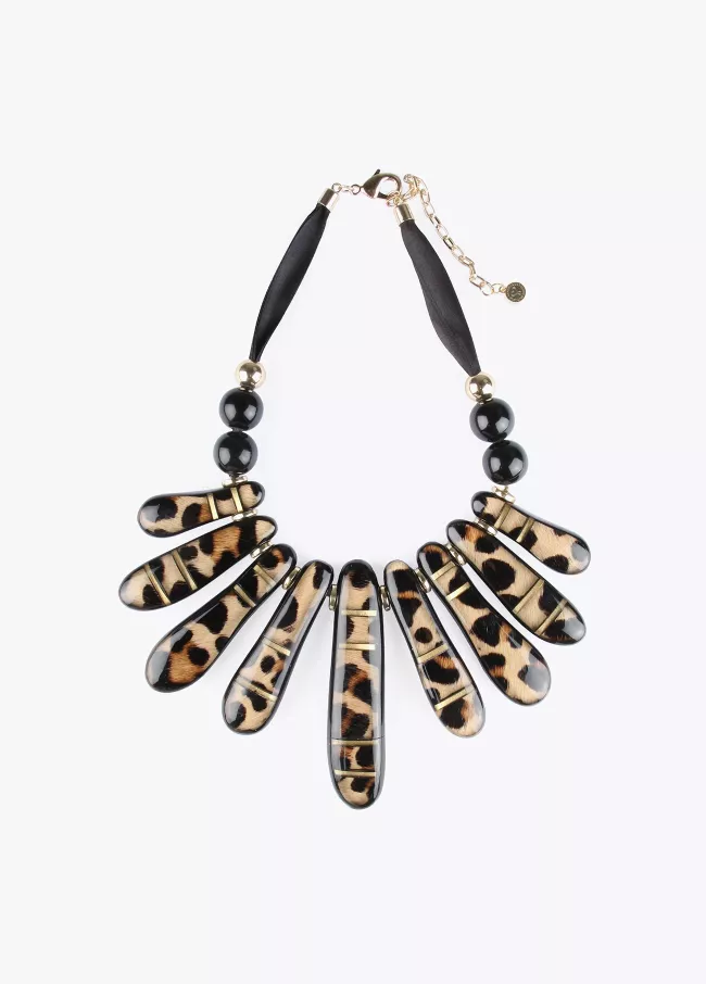 Collier ras de cou de pièces à imprimé a