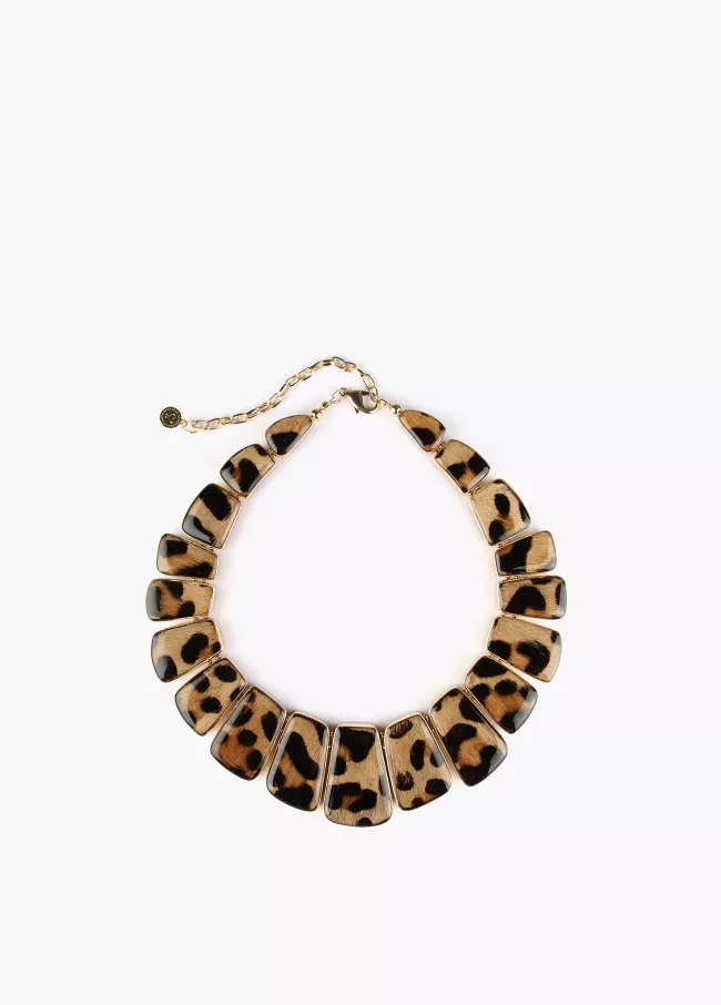 Colar de peças em animal print