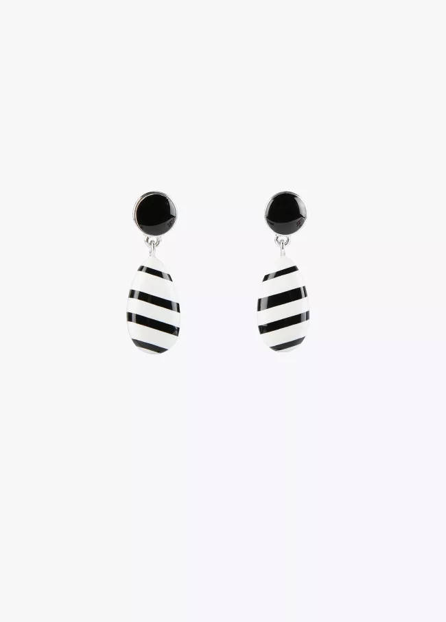 Pendientes rayas blanco y negro.