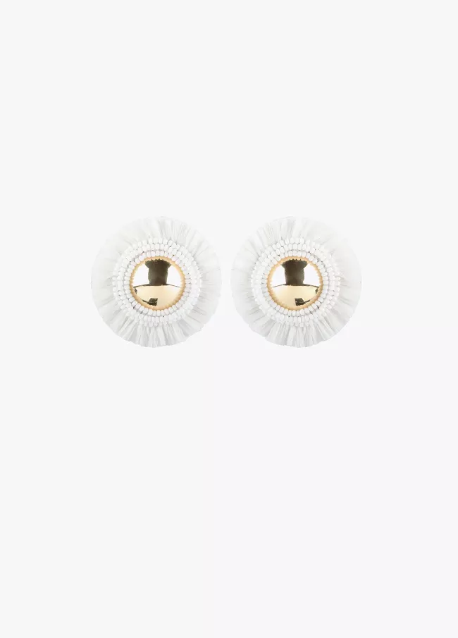 Round raffia earrings with studs and fri