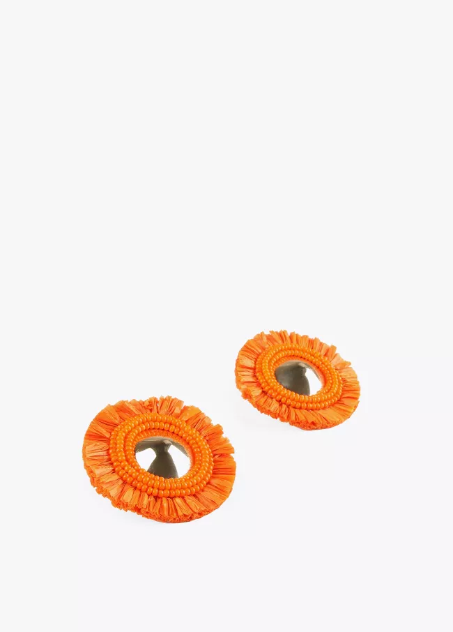 Round raffia earrings with studs and fri