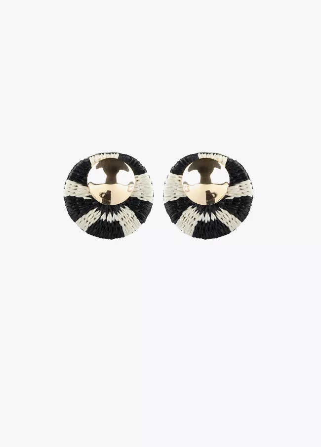 Round raffia earrings with studs