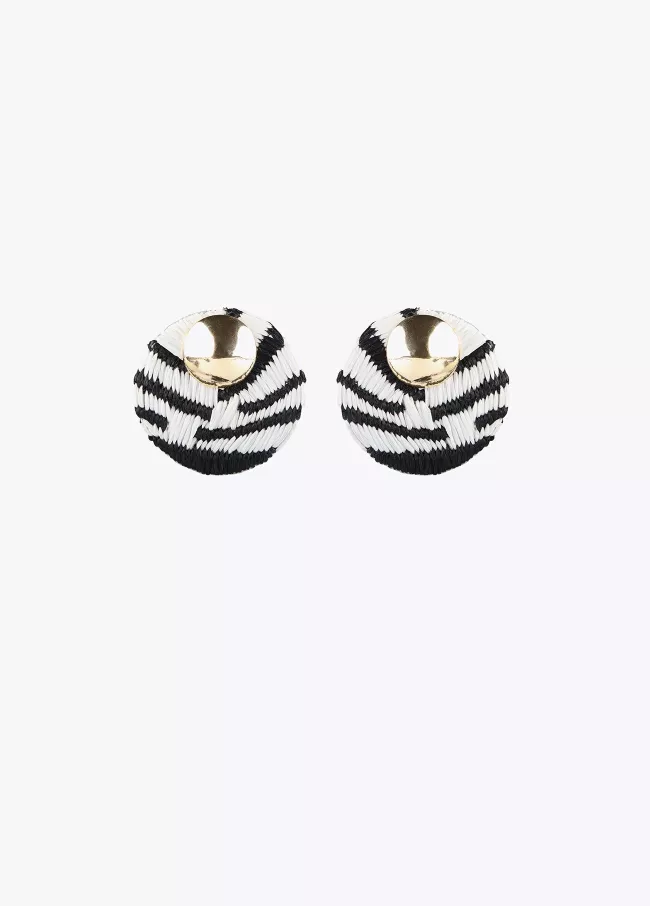 Pendientes rafia ovalados en blanco y negro.