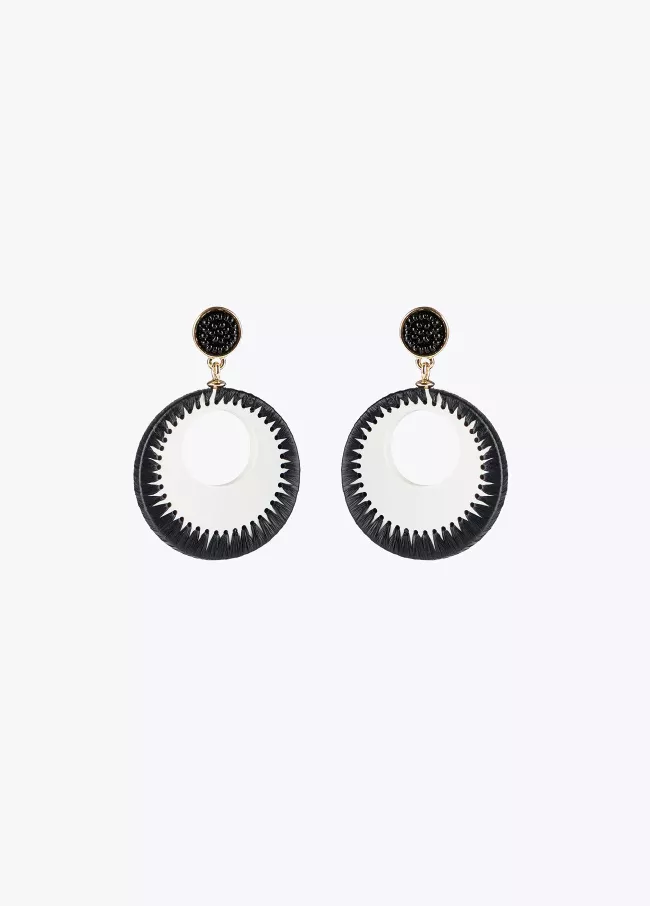 Aros colgantes en rafia blanco y negro.