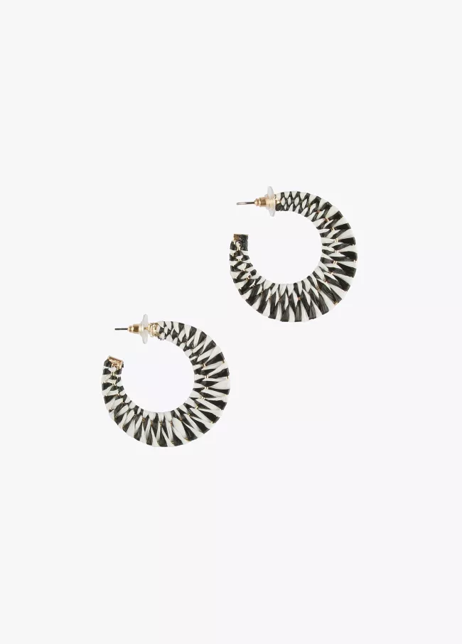 Aros abiertos en rafia blanco y negro.