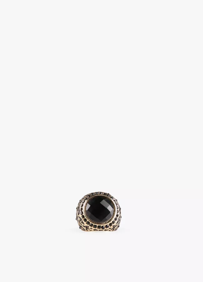 Goldfarbener Ring mit schwarzem Stein