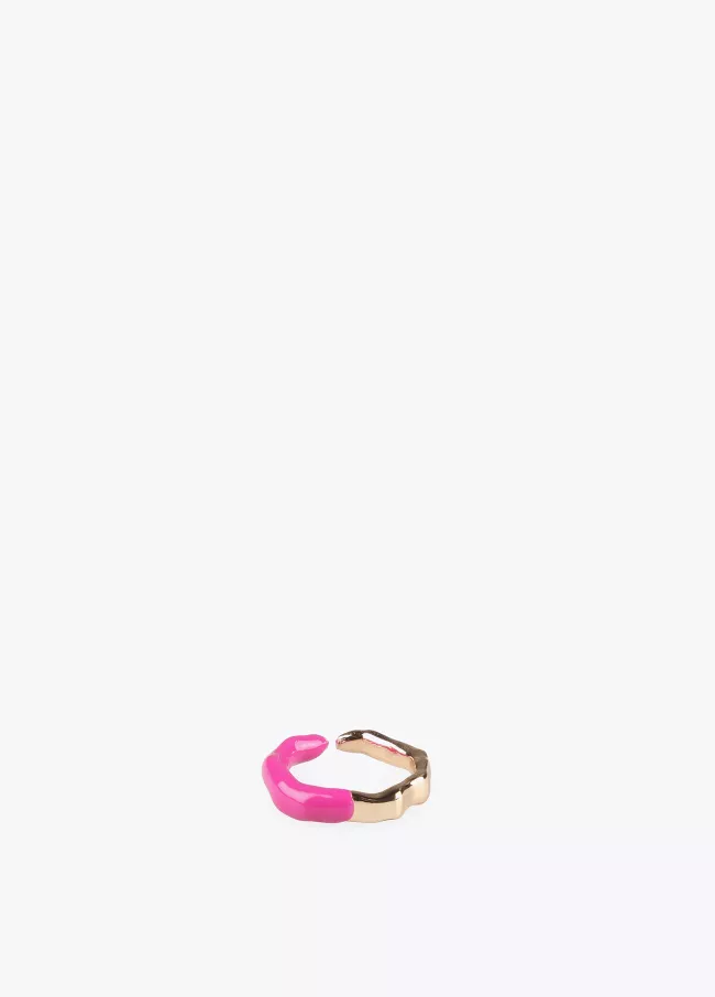 Anillo irregular lacado.
