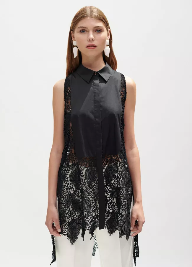 Sleeveless top combined with guipure