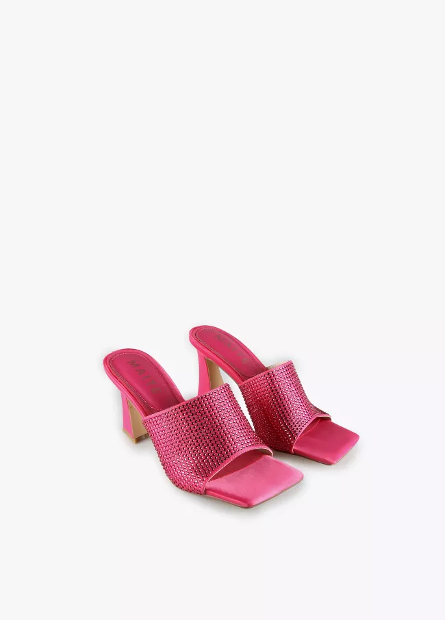 Sandalen mit Kristallen auf dem Riemen