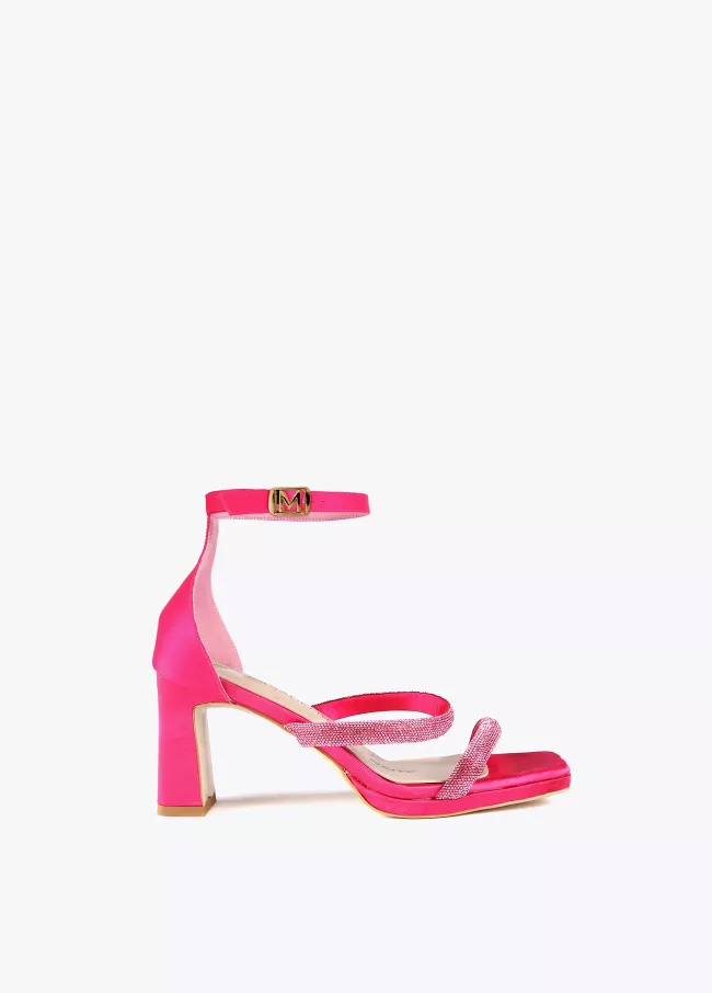 Festliche Sandalen mit farbigem Strass