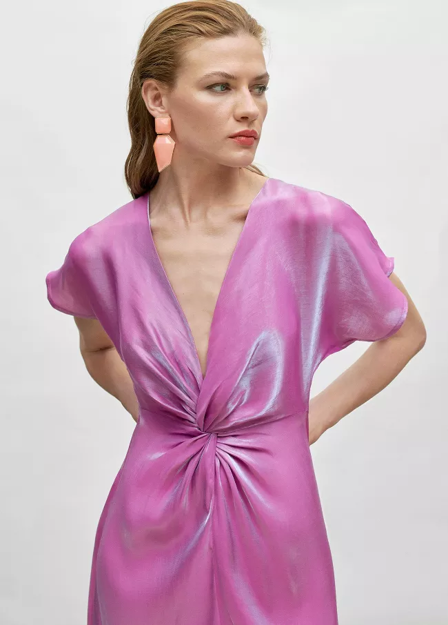 Vestido satinado apertura central