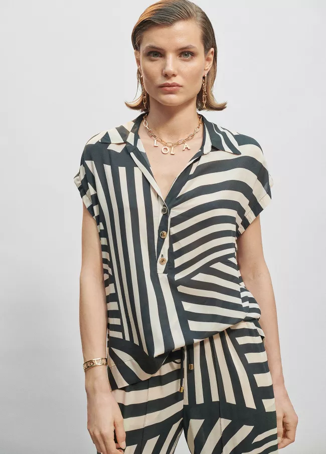 Camisa em estampado branco e preto