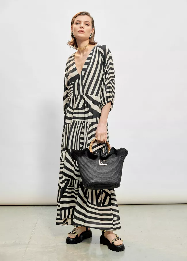 Langes Kleid mit weißem und schwarzem Pr