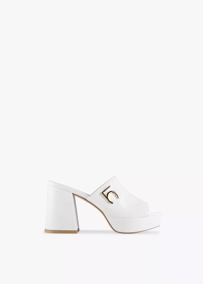 Clogs mit Lackabsatz