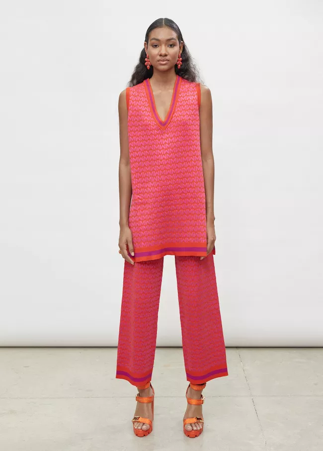 Long knit top with M print