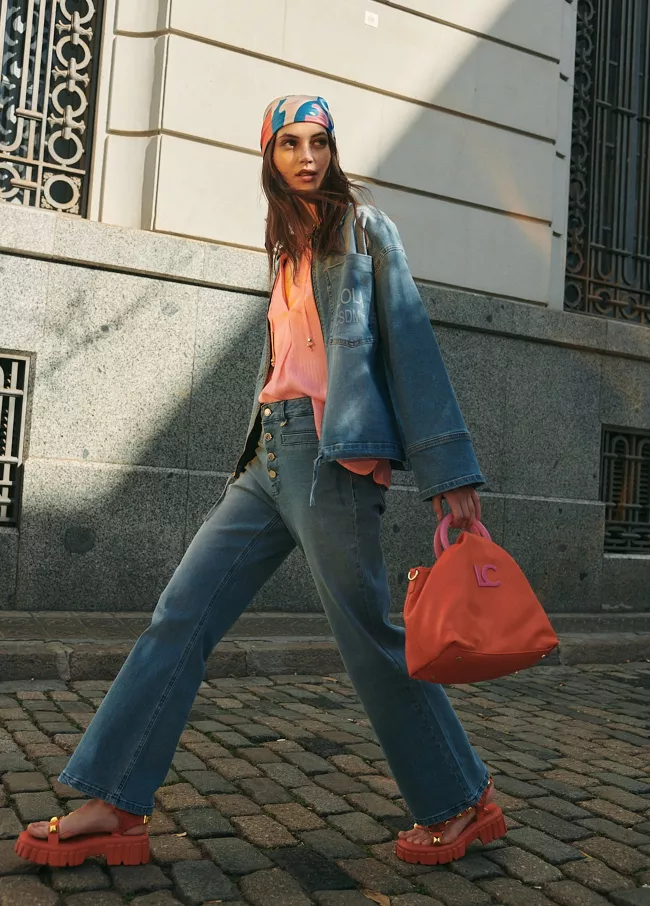 Pantalón vaquero acampanado