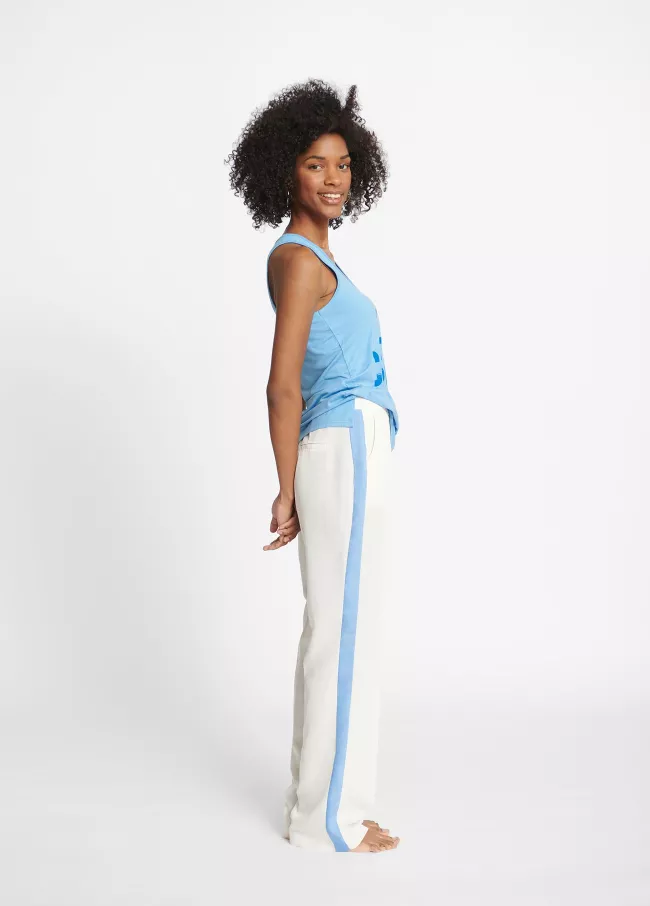 Pantalon blanc à rayure bleue sur le côt