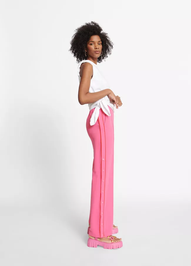 Flowing coloured trousers with piping