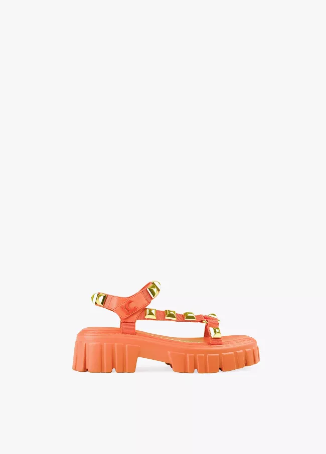 Sandales style crantées avec clous