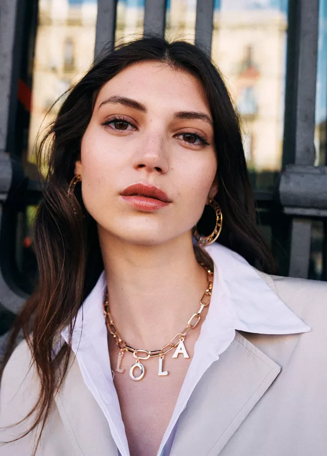 Chain necklace with LOLA letters