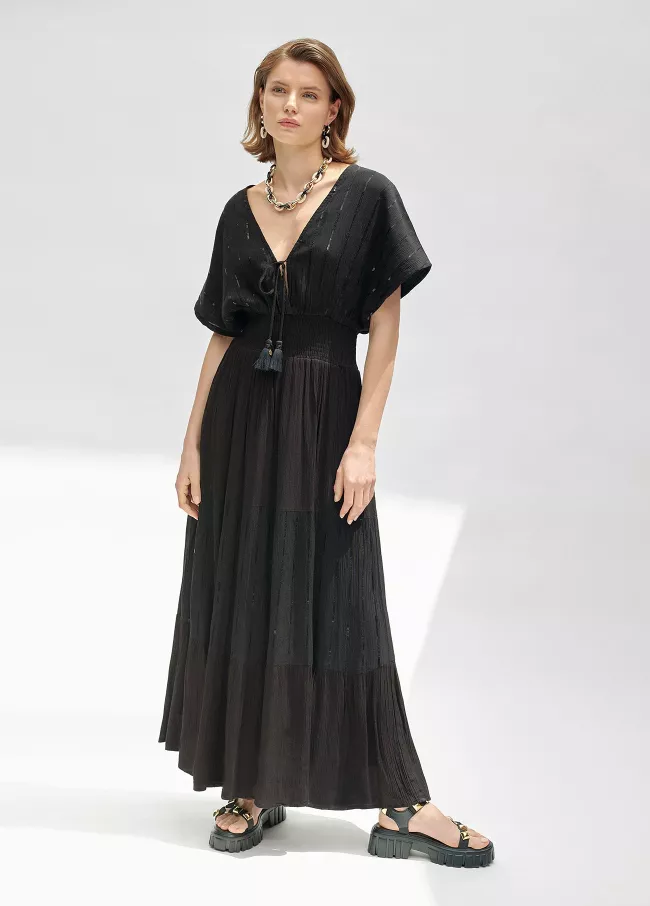 Schwarzer Kaftan mit geraffter Taille