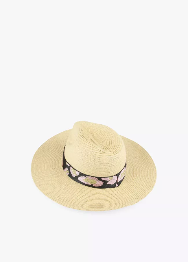Hat with leopard print band