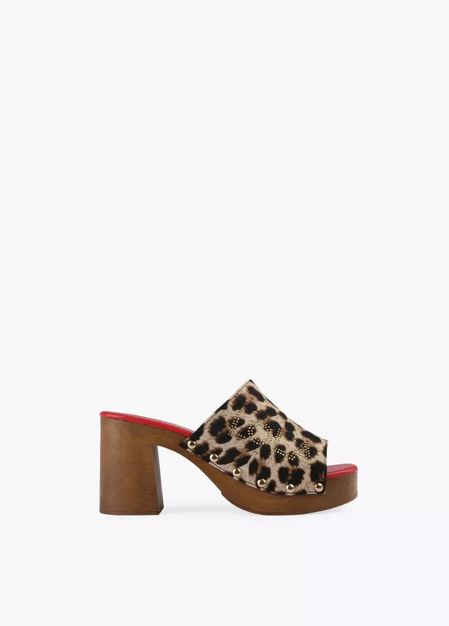 Clogs mit Metallnieten