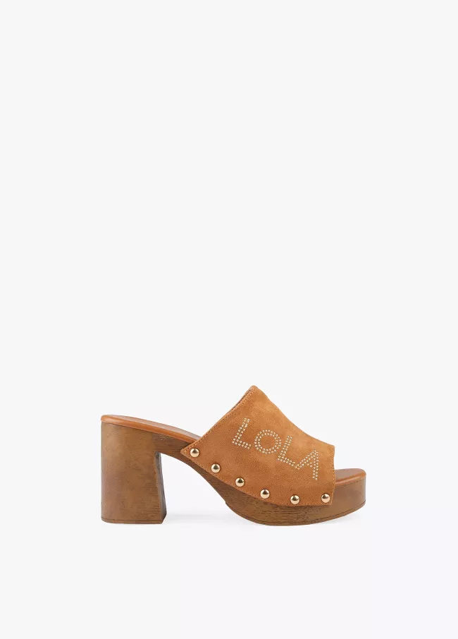 Clogs mit Metallnieten