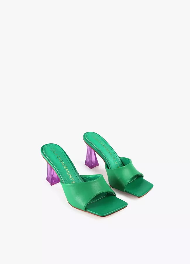 Sandalia verde con tacón transparente