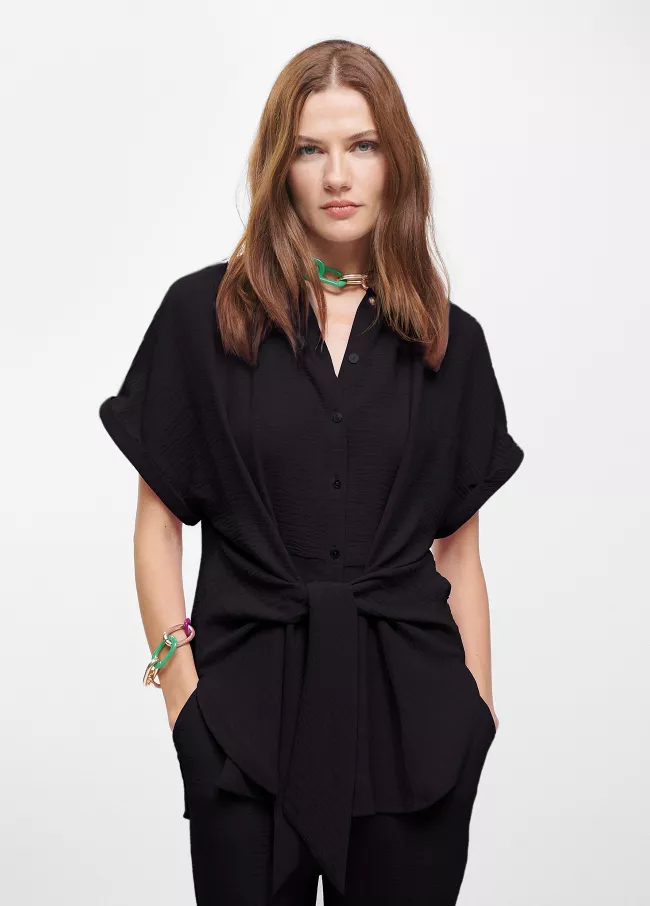 Blusa com laçada na cintura