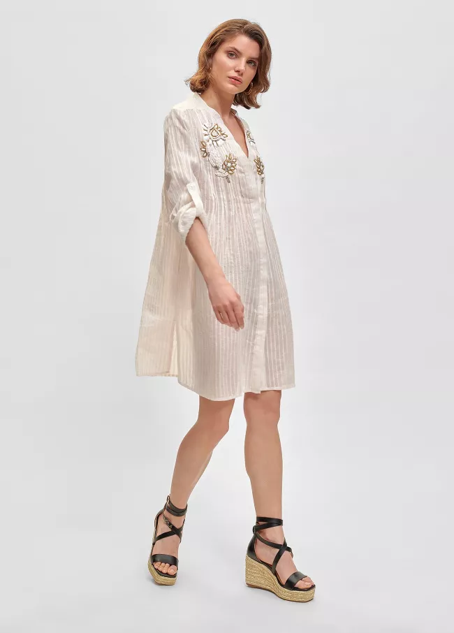 Ecru kaftan with contrast embroidery