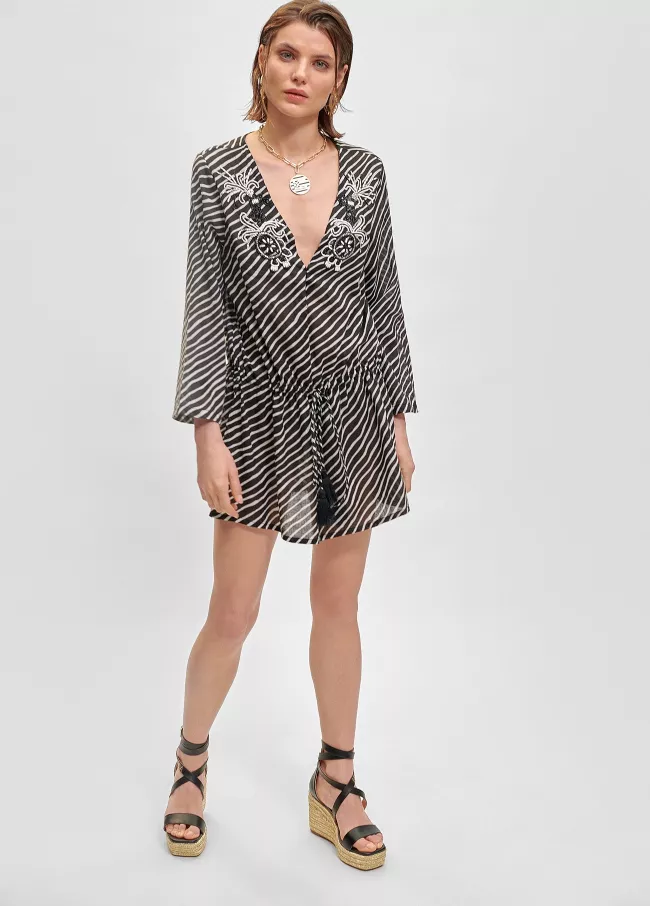 Kurzer Kaftan mit weißen und schwarzen S