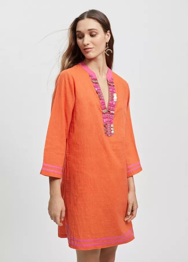 Tunique de couleur avec broderie sur le