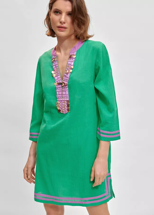 Tunique de couleur avec broderie sur le