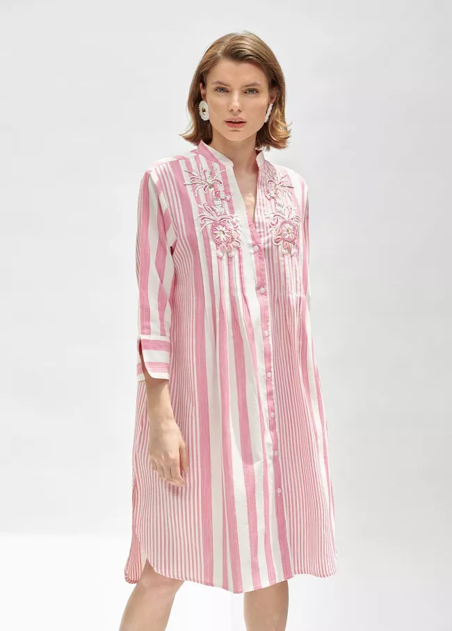 Tunique à rayures roses et broderie sur