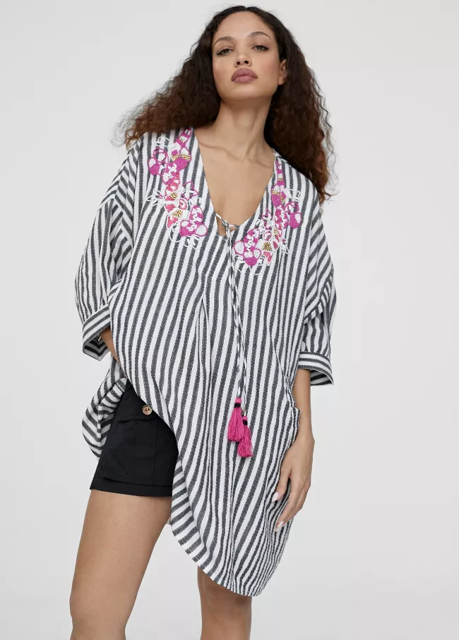 Kaftan às riscas com bordado frontal