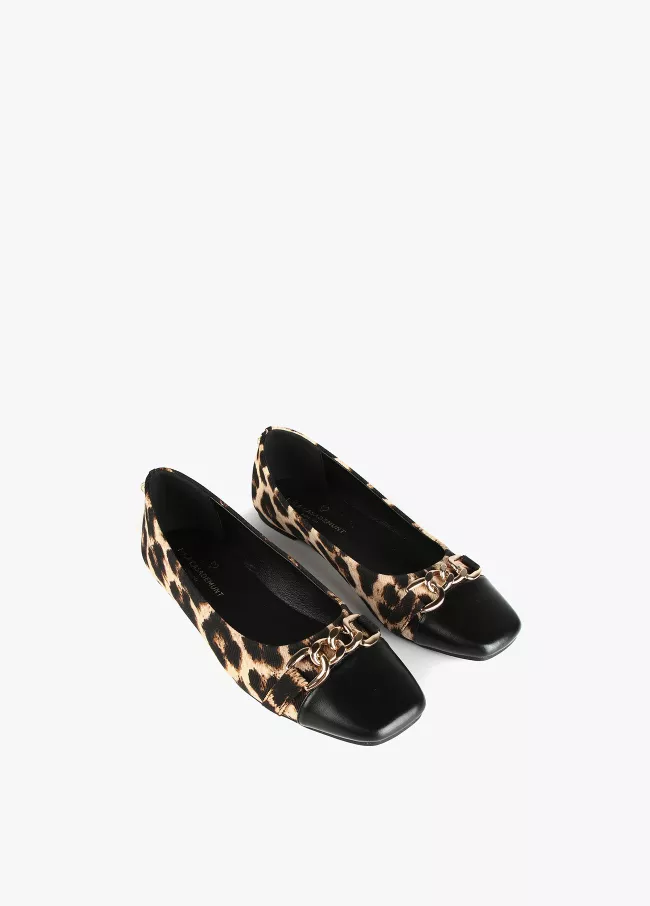 Ballerinas mit flacher Kette