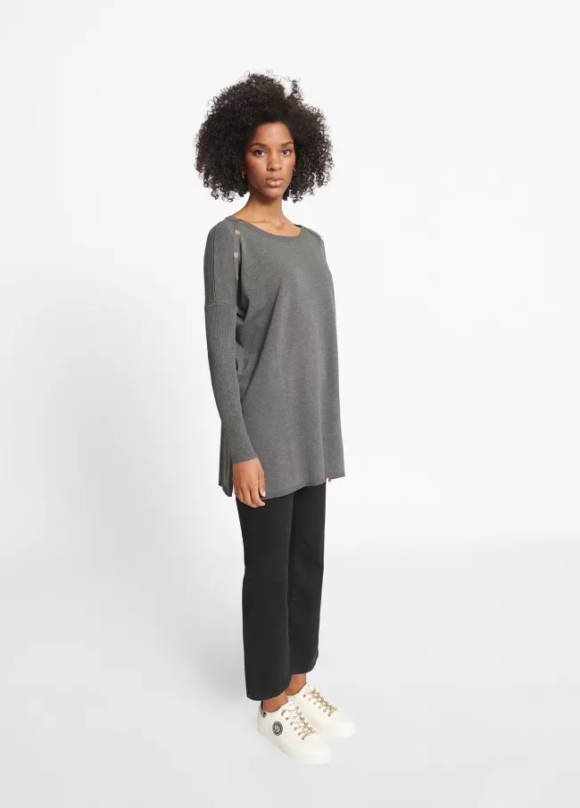 Langer Pullover mit Knöpfen
