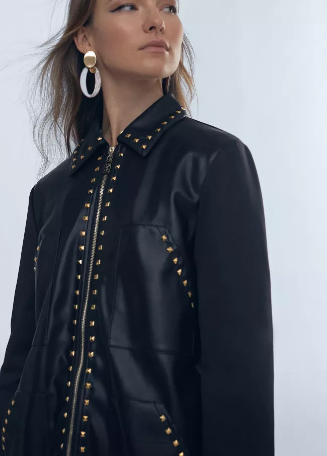 Cazadora efecto piel y tachas