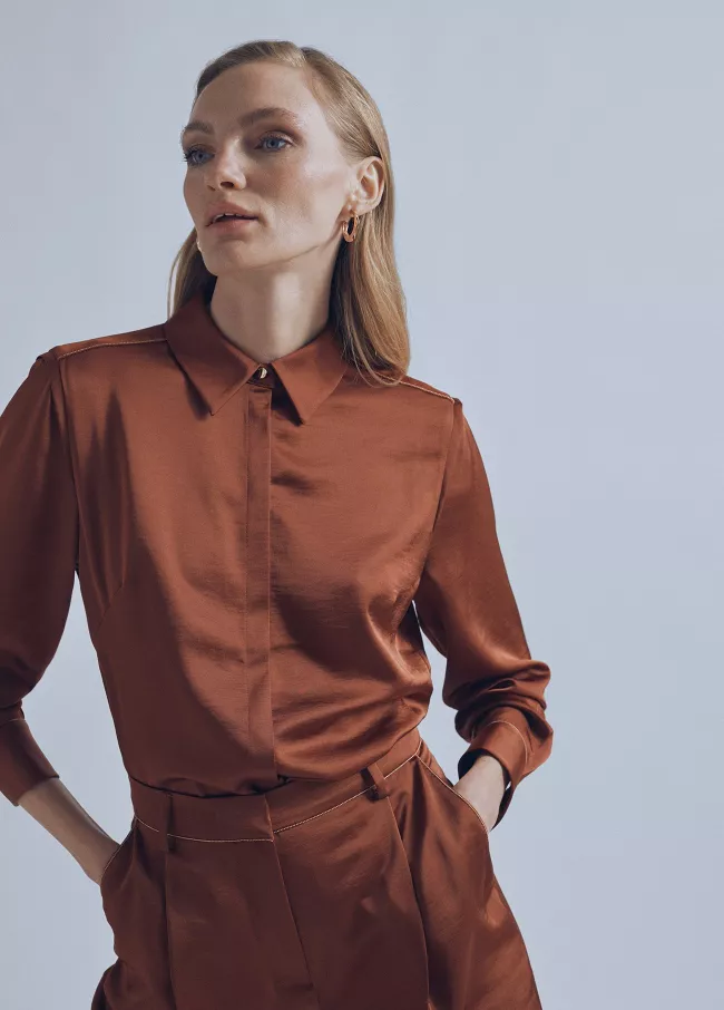 Camisa básica acetinada