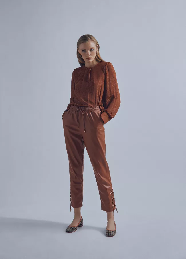 Pantalon eyelets efecto piel