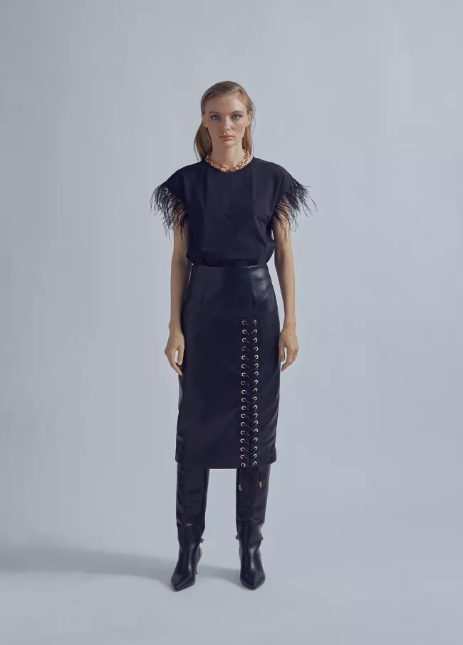 Saia midi com pormenor de eyelets