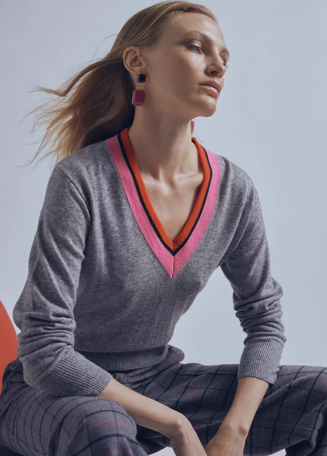 Pullover mit V-Ausschnitt und kontrastie