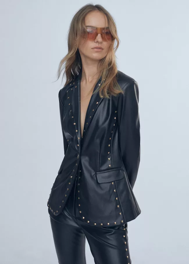 Americana efecto piel detalle tachas